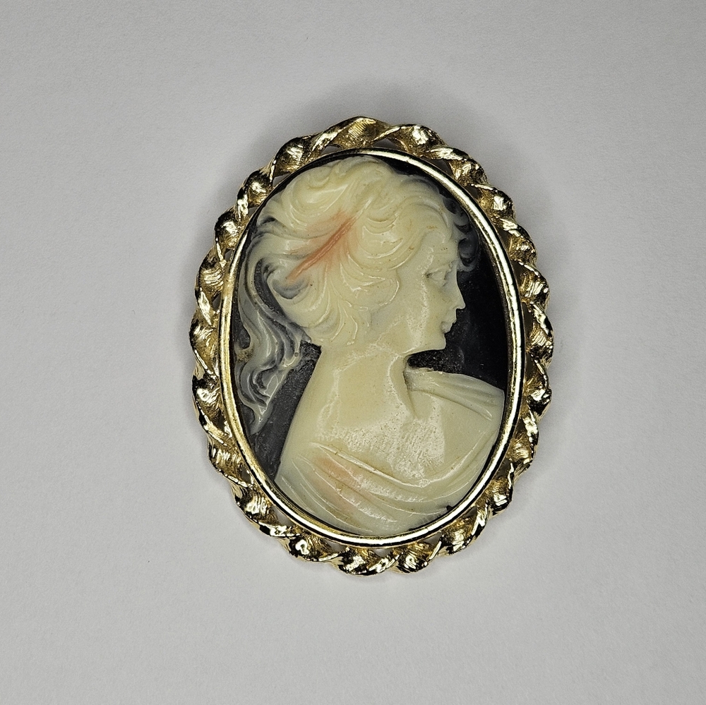 Vintage Cameo Brooch Pin